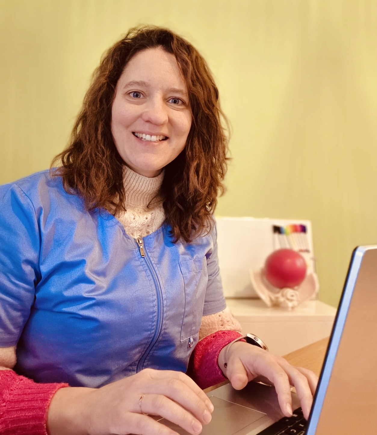 Featured image for “Reconversion sage-femme : comment Solène a redonné du sens à son travail grâce à un bilan de compétences”